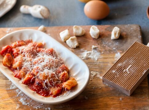 para-reunir-a-familia:-nhoque-de-batata-caseiro-com-molho-de-carne