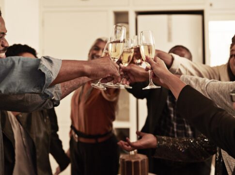 remedio-para-prevenir-ressaca?-saiba-o-que-funciona-antes-do-brinde