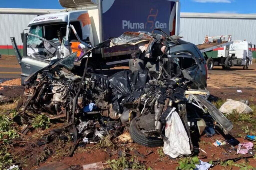 veja-como-ficou-carro-destruido-em-acidente-que-matou-familia-no-pr