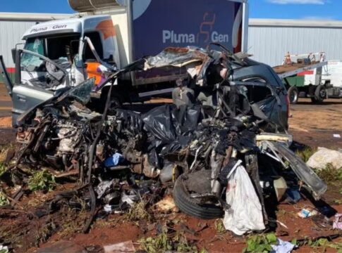 veja-como-ficou-carro-destruido-em-acidente-que-matou-familia-no-pr