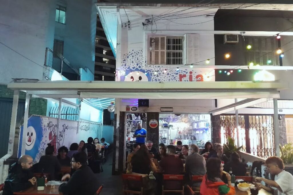 fechamento-de-bar-literario-em-sp-tem-briga-entre-patrao-e-funcionario