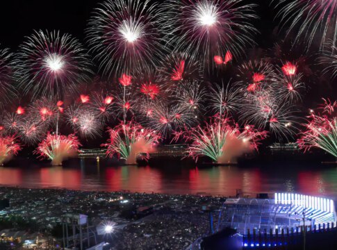 bombeiros-aprovam-vistoria-de-balsas-para-fogos-em-copacabana