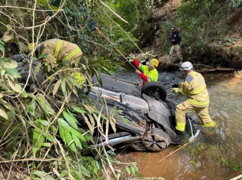 quatro-morrem-apos-carro-sair-da-pista-e-cair-em-ribanceira-na-br-050
