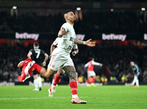 gabriel-jesus-marca-e-arsenal-goleia-aston-villa-na-premier-league