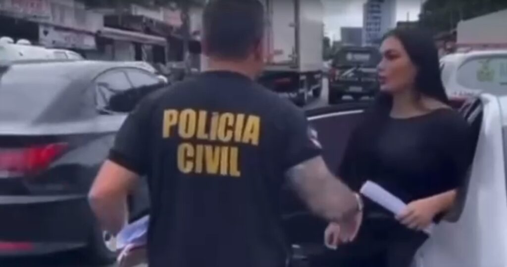 blogueira-que-viralizou-apos-beijar-arma-durante-ceia-de-natal-e-presa-em-academia