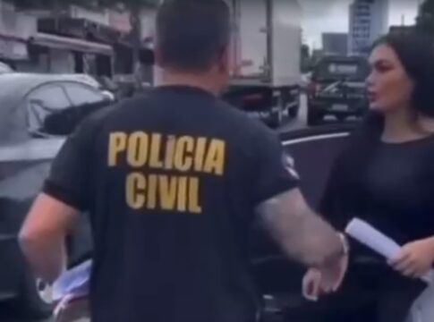 blogueira-que-viralizou-apos-beijar-arma-durante-ceia-de-natal-e-presa-em-academia