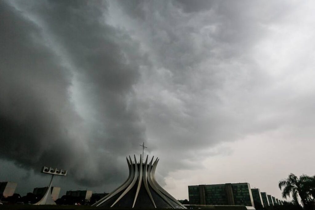 risco-de-chuva-no-ano-novo:-inmet-lanca-alerta-laranja-de-tempestades