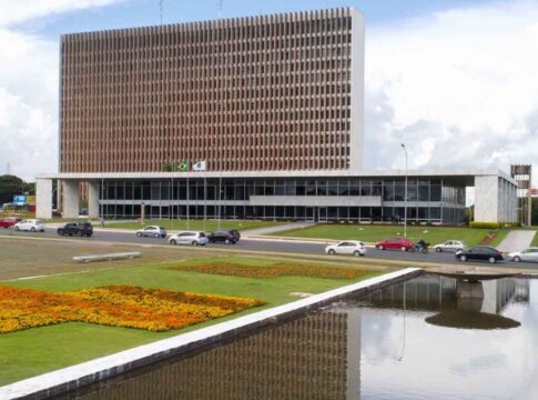 gdf-desmente-fake-news-sobre-suposto-atraso-de-salarios-de-servidores