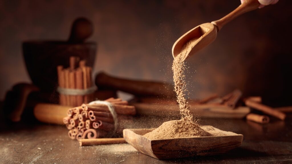 lei-da-atracao:-aprenda-a-soprar-canela-para-atrair-dinheiro-no-dia-1o