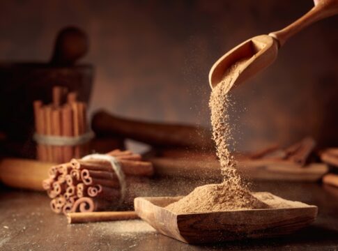 lei-da-atracao:-aprenda-a-soprar-canela-para-atrair-dinheiro-no-dia-1o