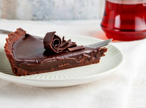 torta-de-chocolate-amargo-e-sobremesa-para-fechar-a-ceia-de-ano-novo