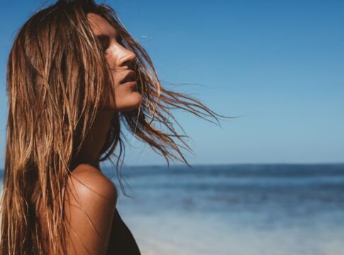 verao-exige-atencao-extra-aos-cabelos,-alerta-terapeuta-capilar
