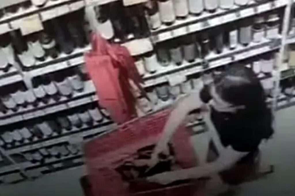 advogada-e-presa-furtando-champanhe-frances-em-mercado-de-copacabana