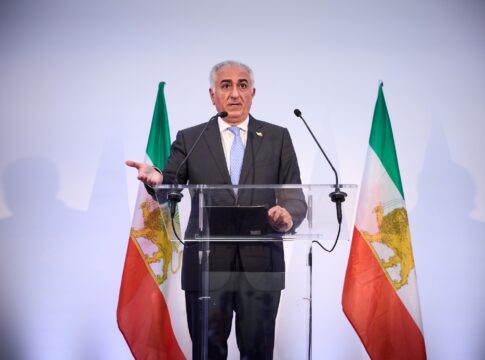 protestos-no-ira-acendem-esperanca-em-herdeiro-de-ex-monarca-do-pais