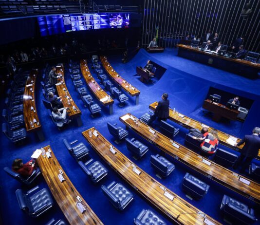 “vale-champanhe”:-senado-paga-extra-de-ate-r$-300-mil-por-servidor