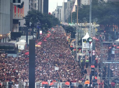 publico-comeca-a-lotar-avenida-paulista-para-shows-da-virada
