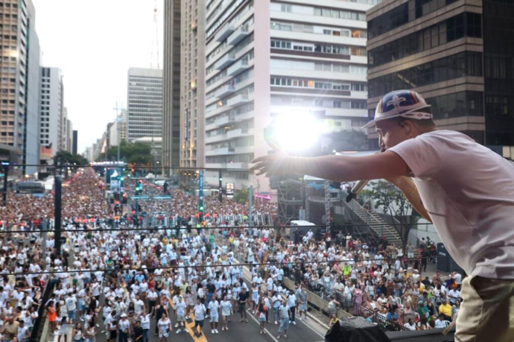 publico-espera-chuva-durante-a-virada-na-paulista.-veja-a-previsao