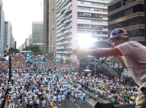 publico-espera-chuva-durante-a-virada-na-paulista.-veja-a-previsao