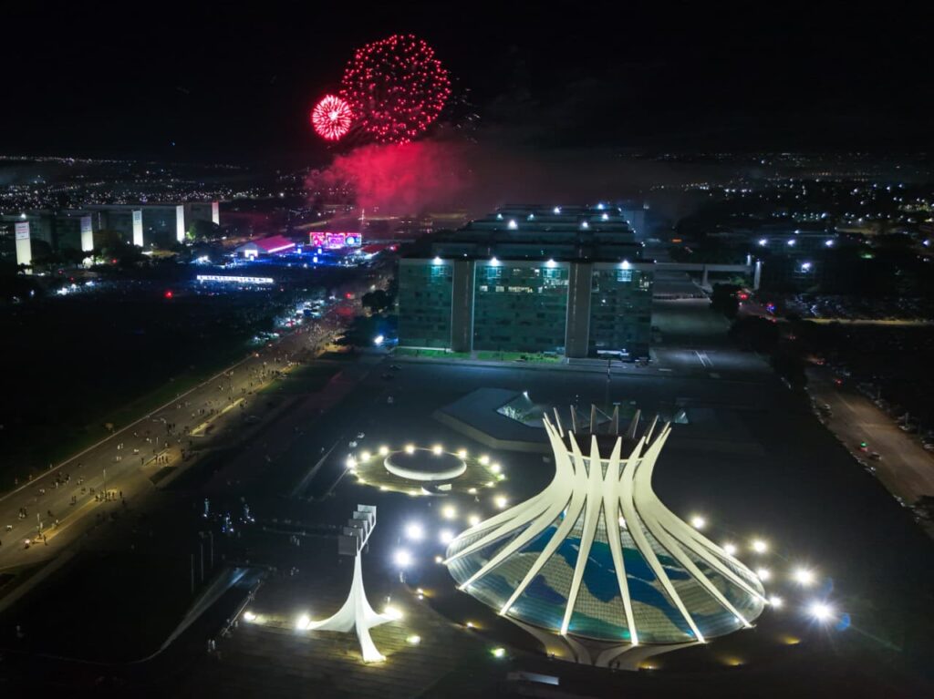 brasilienses-lotam-a-esplanada-e-recebem-2026-com-12-minutos-de-fogos