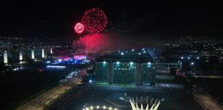 brasilienses-lotam-a-esplanada-e-recebem-2026-com-12-minutos-de-fogos