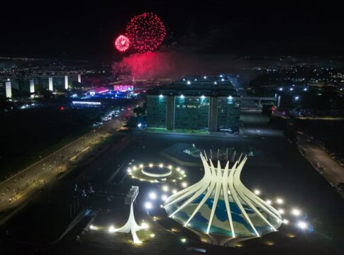 brasilienses-lotam-a-esplanada-e-recebem-2026-com-12-minutos-de-fogos