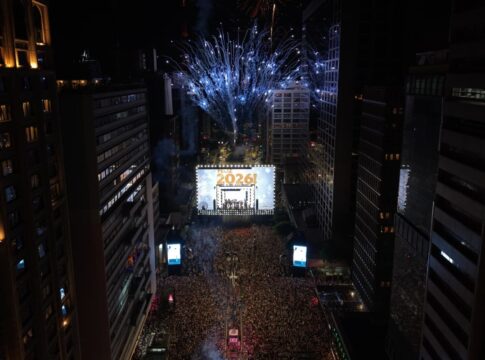 ano-novo:-maratona-de-14-horas-de-shows-leva-milhares-a-paulista