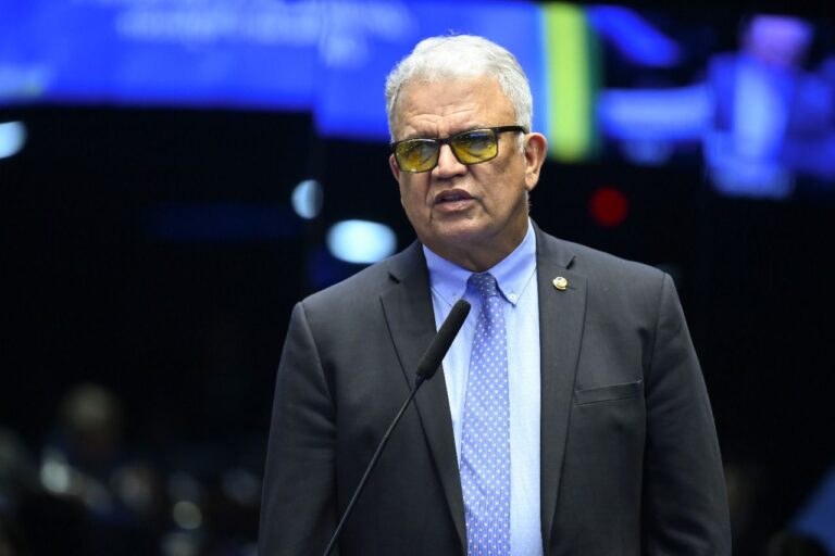 Vídeo: Senador Petecão fortalece produtores de Tarauacá com entrega de kits de farinha e barcos