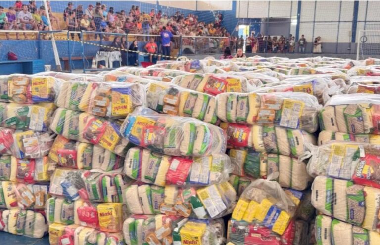 No aniversário de Feijó, prefeitura entrega mais de 13 mil kg de alimentos