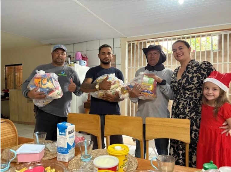 Vereadora Janaína Furtado realiza gesto simbólico de reconhecimento aos coletores de lixo no Natal