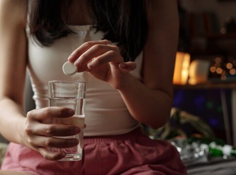 automedicacao:-o-que-remedios-“antirressaca”-fazem-com-o-corpo