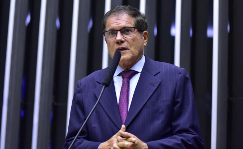 deputado-envia-r$-1-mi-em-emenda-para-erguer-estatua-no-meio-do-nada