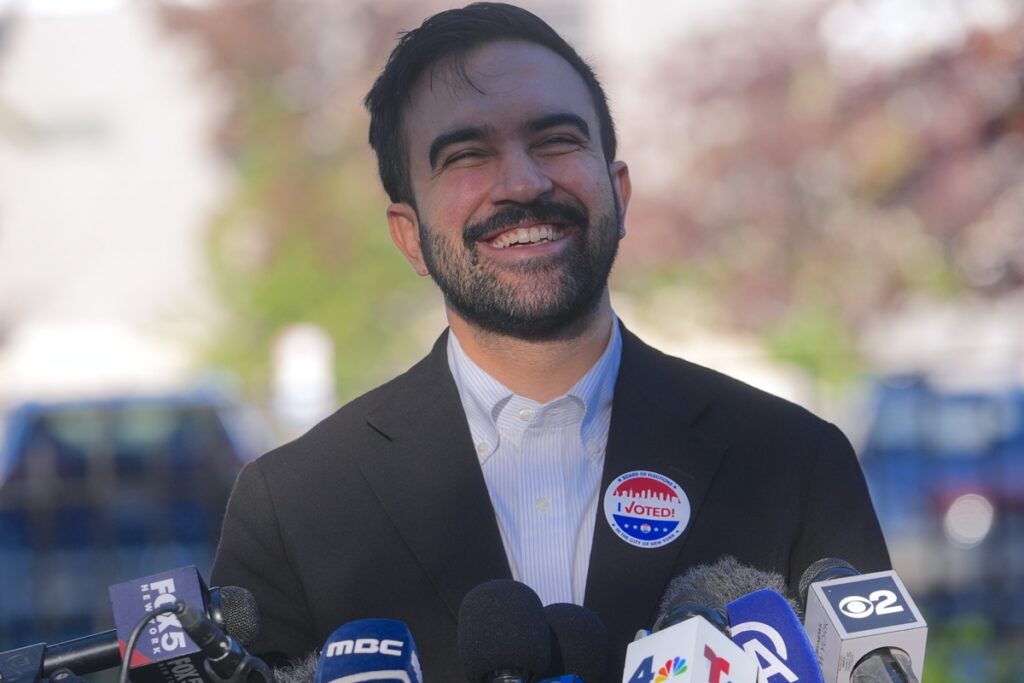 opositor-de-trump-e-socialista,-zohran-mamdani-toma-posse-em-nova-york