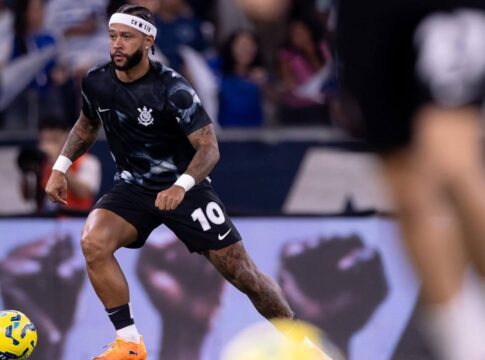 na-bahia,-memphis-depay-responde-provocacao-de-torcedor-do-palmeiras