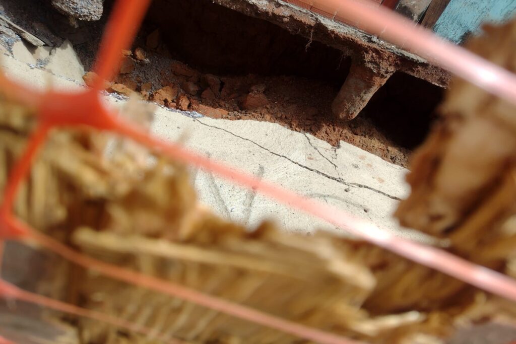 cratera-que-engoliu-irmaos-e-caes-reabre-ainda-maior-apos-temporal