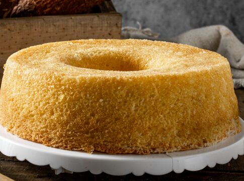 bolo-de-mandioca:-gostoso-e-facil-para-fazer-no-primeiro-dia-do-ano  