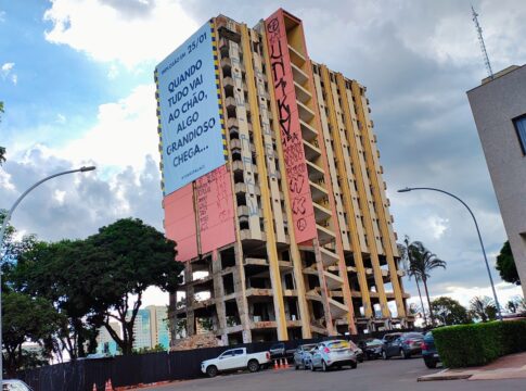 faixa-gigante-toma-lateral-de-iconico-hotel-que-sera-implodido-no-df