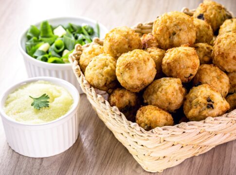 sobrou-tender?-faca-bolinho-de-arroz-recheado-e-reaproveite-a-ceia