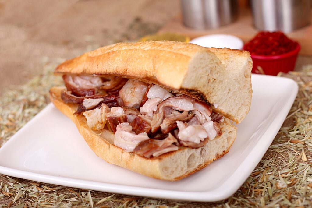 sanduiche-de-pernil-e-a-opcao-perfeita-para-reaproveitar-a-ceia