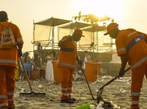 comlurb-recolhe-1,2-toneladas-de-lixo-das-praias-do-rio-no-reveillon