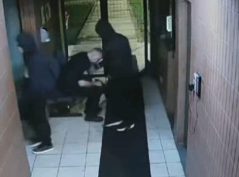 veja-momento-em-que-ladroes-rendem-vigilantes-e-roubam-predio-da-usp