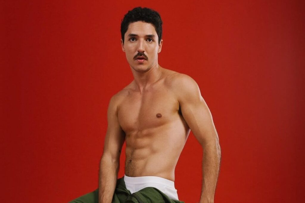 quem-e-joao-vitor-silva,-famoso-ator-fragrado-com-iza-no-reveillon