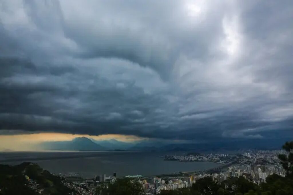 brasil-tem-alerta-de-chuvas-e-tempestades,-com-ventos-ate-100-km/h