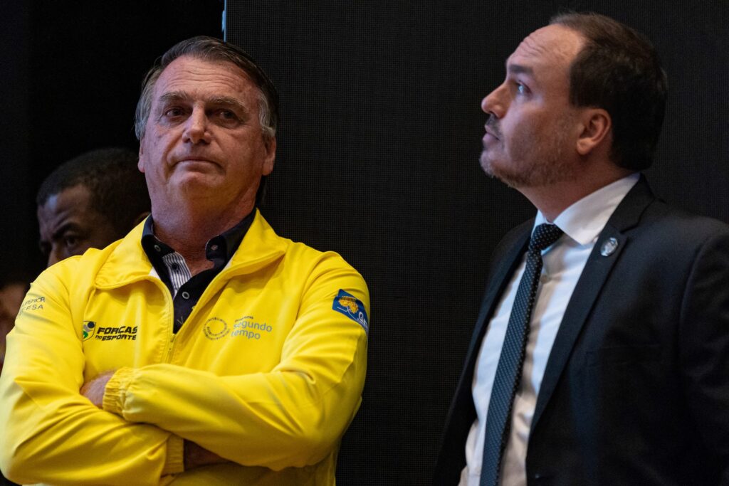 defesa-de-bolsonaro-pede-autorizacao-para-visita-de-carlos-na-pf