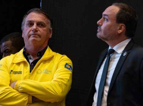 defesa-de-bolsonaro-pede-autorizacao-para-visita-de-carlos-na-pf