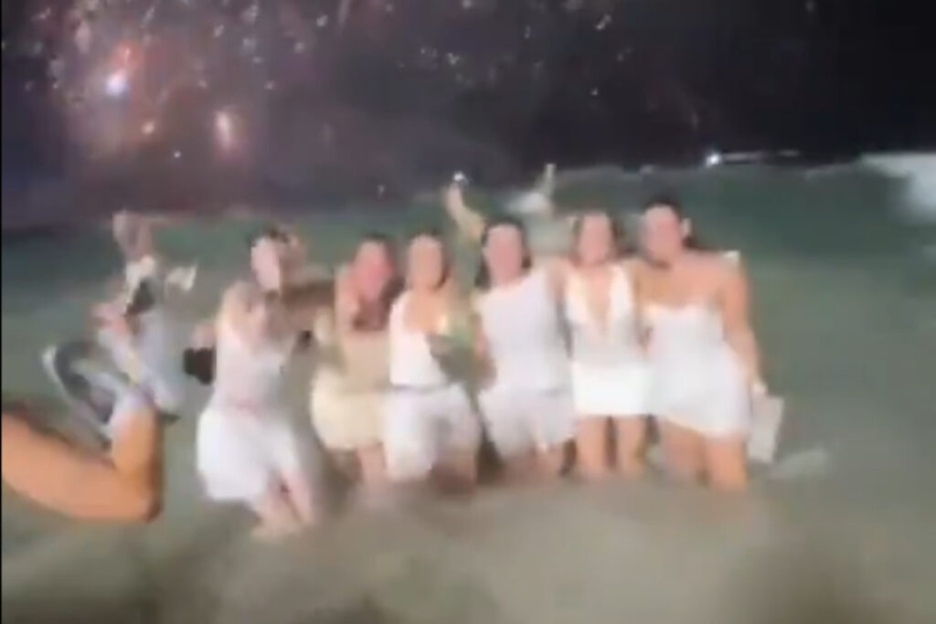 mar-agitado-interrompe-foto-e-derruba-grupo-de-amigas-em-copacabana