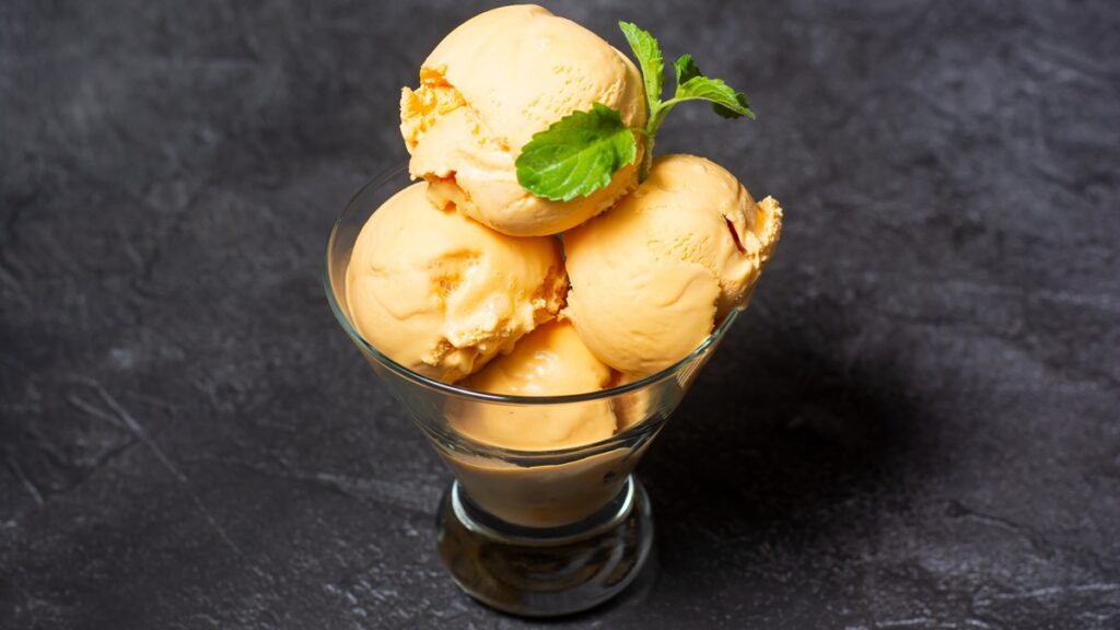 fruta-da-estacao:-aprenda-receita-facil-e-pratica-de-sorvete-de-manga