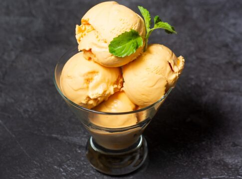 fruta-da-estacao:-aprenda-receita-facil-e-pratica-de-sorvete-de-manga