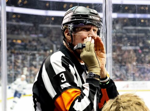 estrela-de-hollywood-se-veste-de-arbitro-em-jogo-da-nhl;-confira