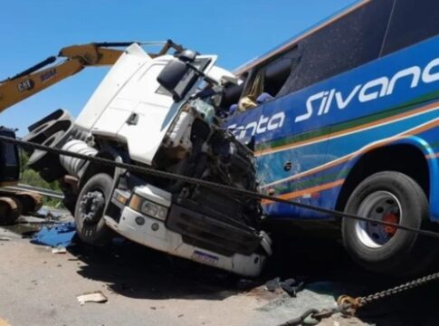 colisao-entre-onibus-e-carreta-deixa-quatro-mortos-na-br-116