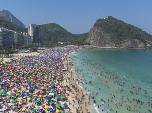alerta-de-ressaca:-rio-pode-ter-ondas-ate-3-metros-no-fim-de-semana